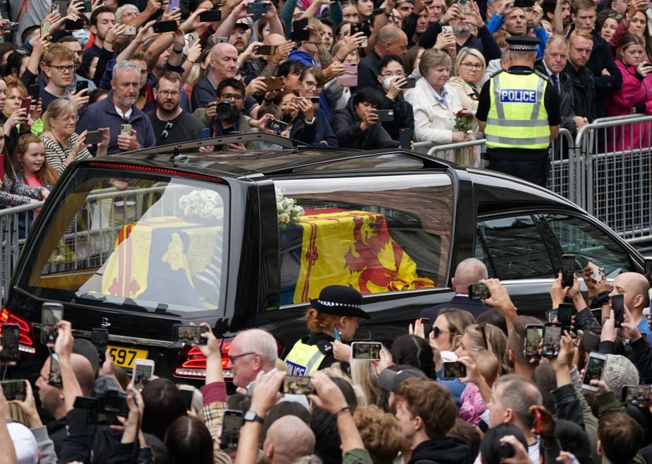 Caixão da rainha Elizabeth II é recebido por multidão em Edimburgo