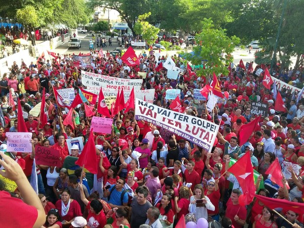 Protesto em Teresina se concentra na Praça Pedro II, Centro da capital (Foto: Ellyo Teixeira/G1)