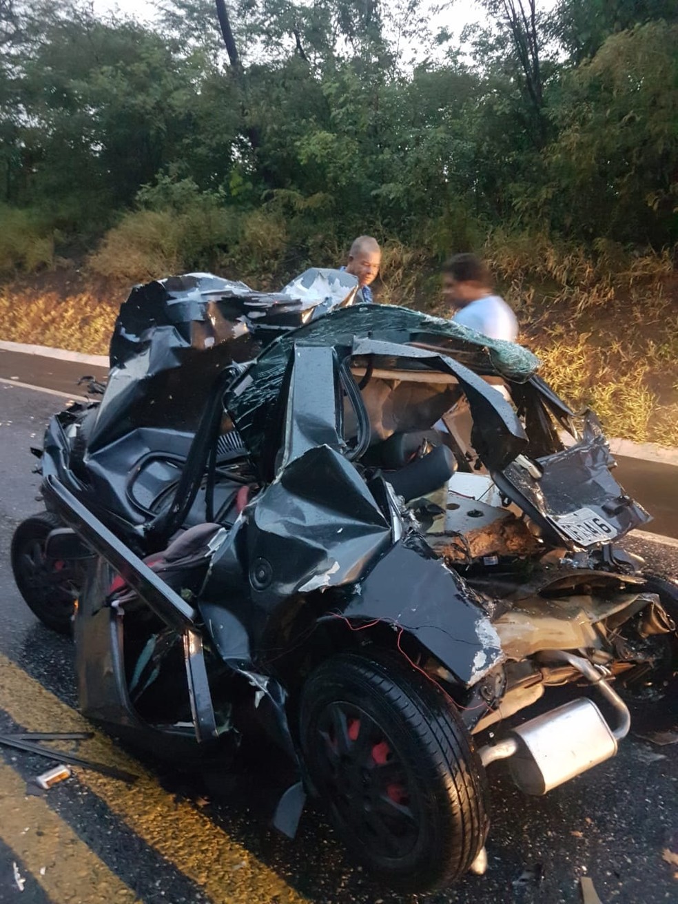 Um dos carros ficou destruído — Foto: Polícia Rodoviária Federal/ Divulgação
