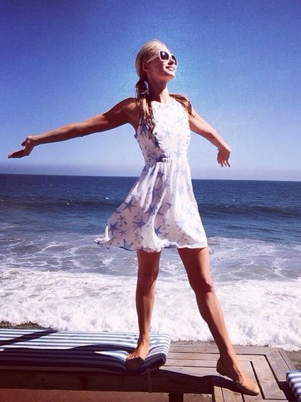 Paris Hilton ao Sol. (Foto: Instagram)