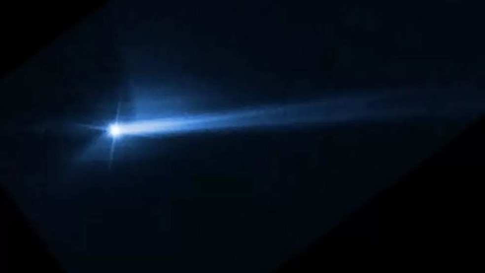 O telescópio espacial Hubble viu um rastro de destroços do asteroide após o impacto — Foto: NASA