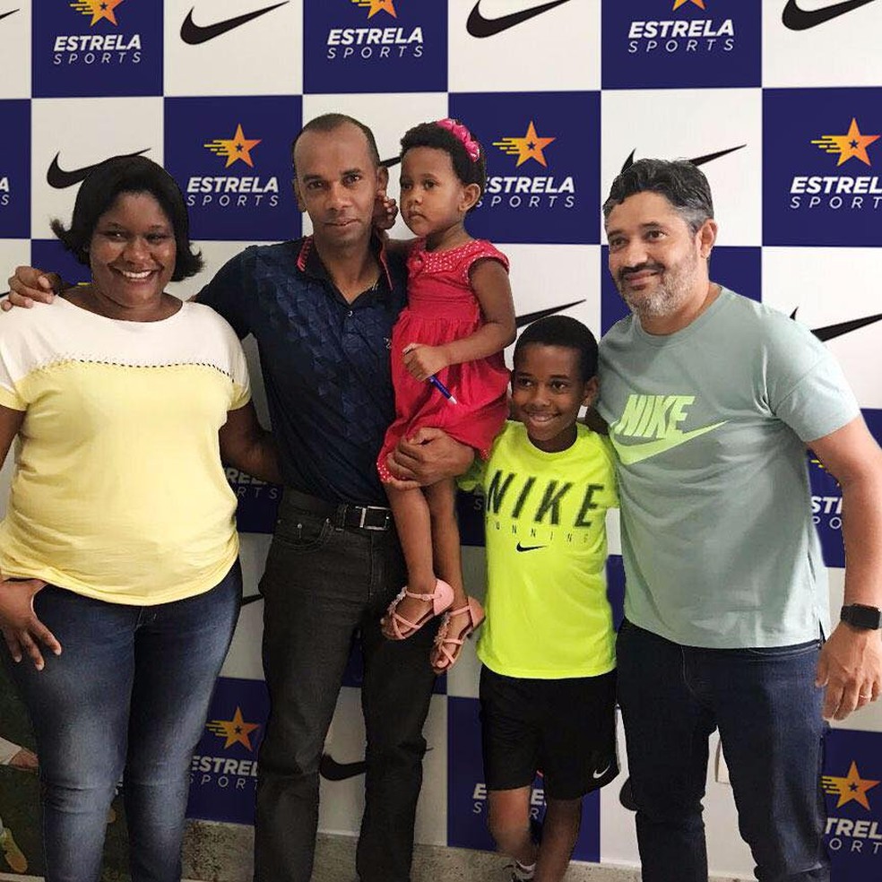 Estevão Willian ao lado dos pais em um evento de futebol (Foto: Reprodução)