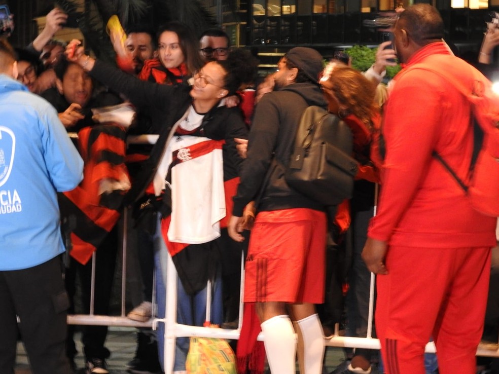 Gabigol atende torcedores do Flamengo em Buenos Aires &mdash; Foto: Fred Gomes / ge