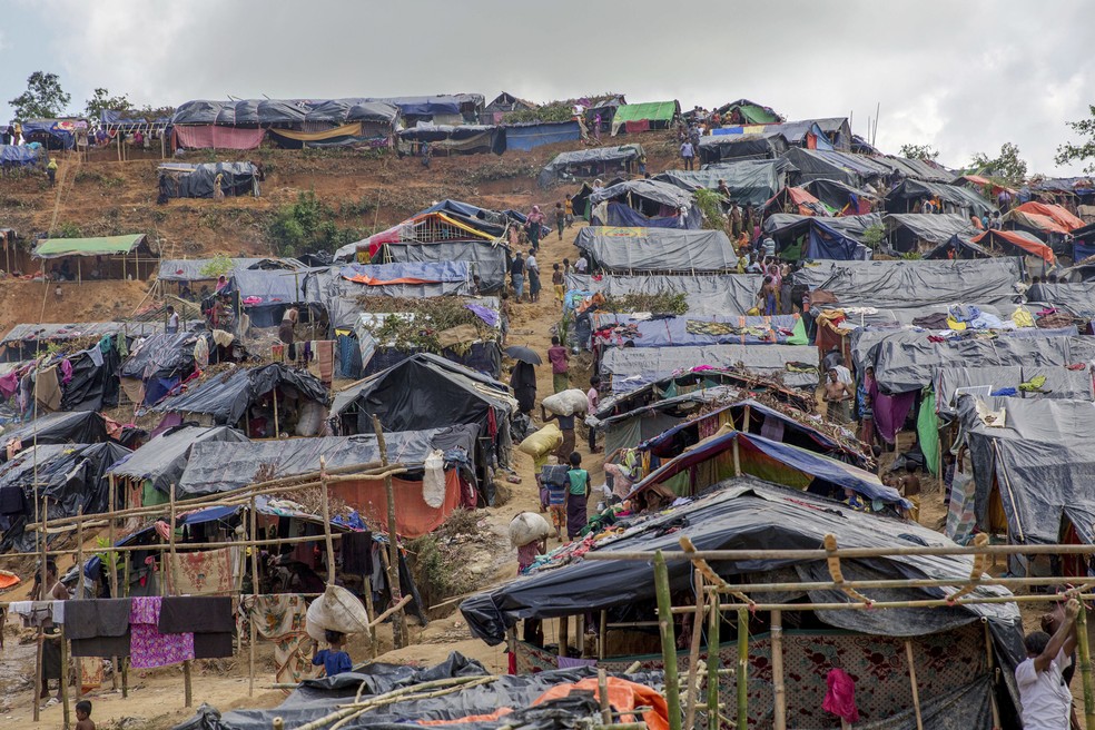 Tendas recentemente instaladas cobrem uma colina em um campo de refugiados para muÃ§ulmanos rohingya que cruzaram de Mianmar para Bangladesh, em Taiy Khali, Bangladesh, em imagem de arquivo (Foto: Mohammed Abed/AFP)