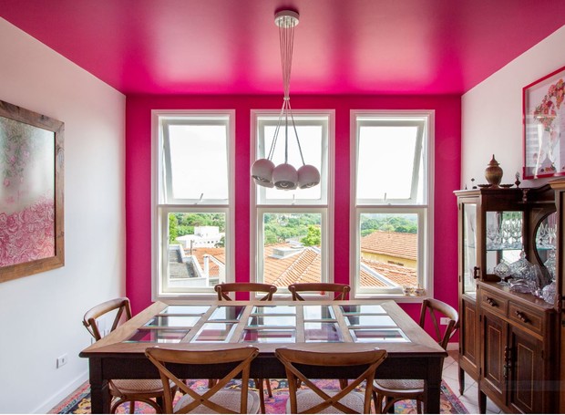 Projeto do escritório justaposição., a sala de jantar leva a cor Rosa Vibrante, da Suvinil (Foto: Divulgação)
