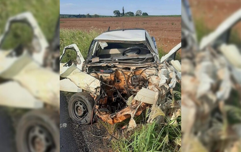 Batida frontal entre carro e caminhão mata mulher e deixa homem gravemente ferido em Jaú — Foto: Reprodução/Facebook