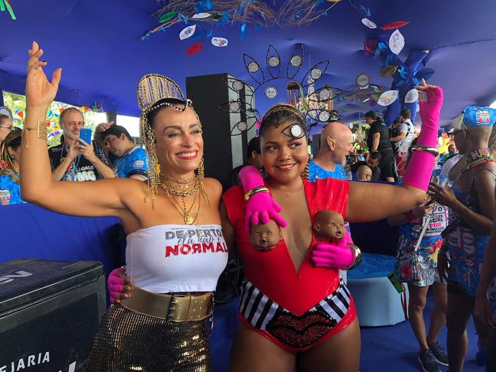 Gaby Amarantos e a atriz Suzana Pires no Camarote Oficial do Galo — Foto: Tatiana Notaro/G1