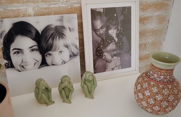 Ela também mostrou uma fotografia do pai, Gilberto Gil, com a filha, Flor: "Foi uma viagem que a gente fez para Londres. Ela tinha 3 anos. Foi muito gostoso" (Foto: Reprodução/ YouTube)