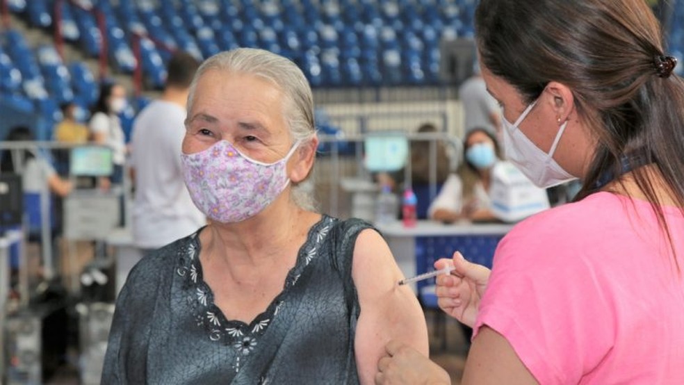 Idosa recebe vacina contra a Covid em Campo Grande (MS) — Foto: Prefeitura de Campo Grande/Reprodução