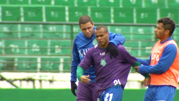 Guarani treino briga Jefferson Feijão Roninho Brinco de Ouro (Foto: Carlos Velardi / EPTV)