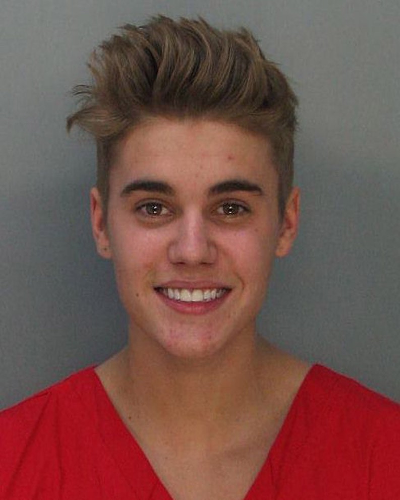 Depois de muitas reviravoltas com a lei, Justin Bieber foi preso em janeiro após dirigir em alta velocidade suspeito de estar sob efeito de entorpecentes. O caso se tornou famoso também pelo sorriso que o cantor deu para a foto 3x4. (Foto: Getty Images)