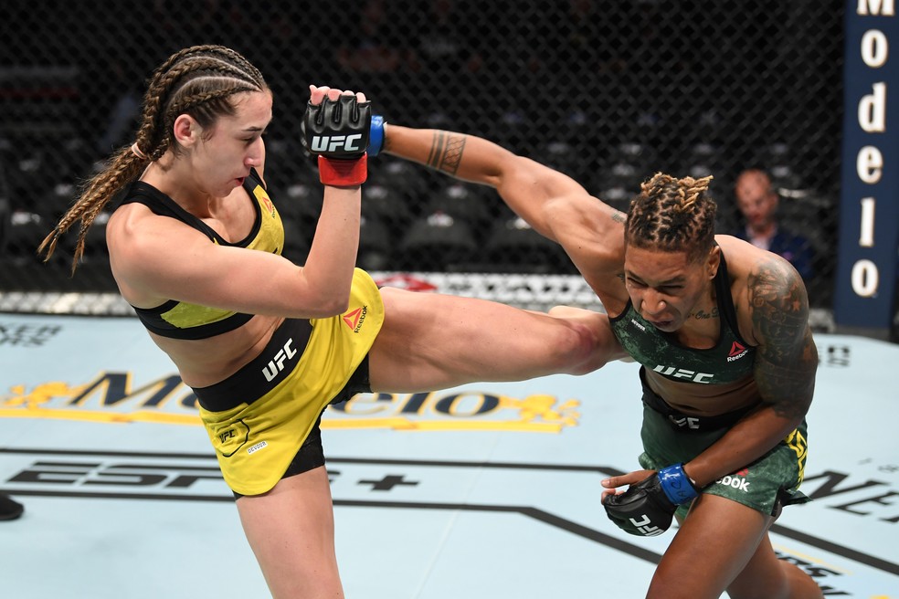 Sabina Mazo (esq.) acerta um chute na costela de Shana Dobson (dir.) â?? Foto: Josh Hedges/Getty Images