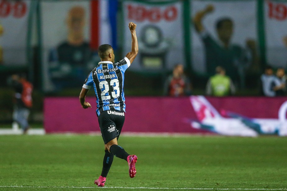 Um Ano Depois Alisson Reencarna Imortalidade Do Gremio Em Noite De Classificacao Gremio Ge