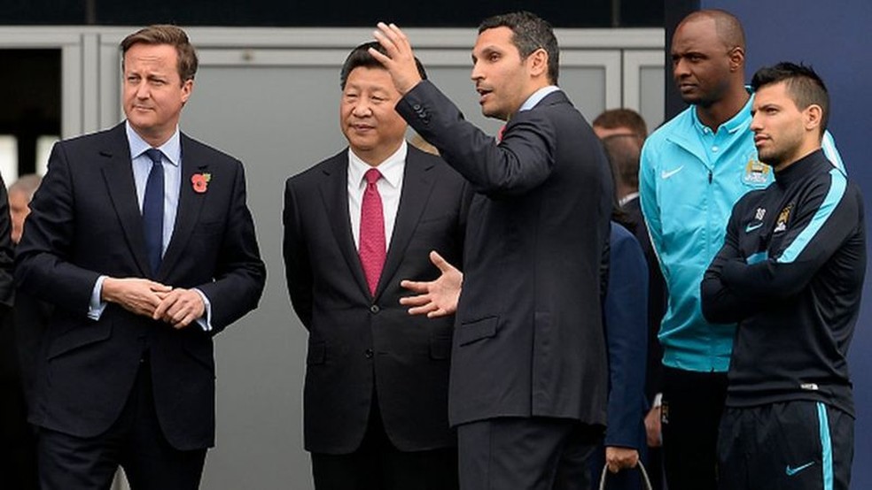 O presidente Xi Jinping, apaixonado por futebol, visitou o estádio do Manchester City em sua visita ao Reino Unido em 2015 — Foto: Getty Images/Via BBC