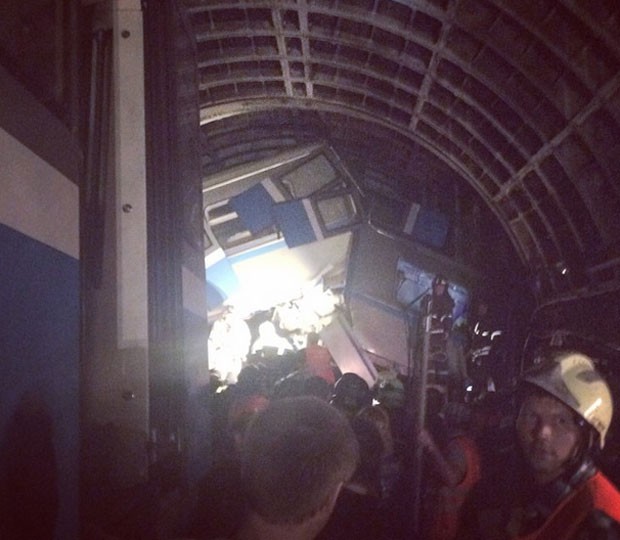 Passageiro publicou imagem de estragos causados por acidente no metrô de Moscou (Foto: Reprodução/Instagram/maksim_pushkin)