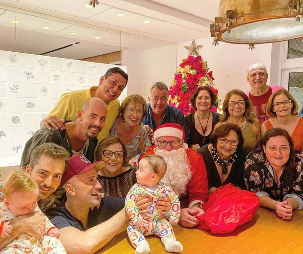 Thales Bretas e Paulo Gustavo com os filhos e a família (Foto: Reprodução Instagram)
