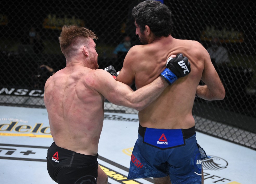 Beneil Dariush acerta o soco rodado que nocauteou Scott Holtzman no UFC: Lewis x Oleynik — Foto: Getty Images