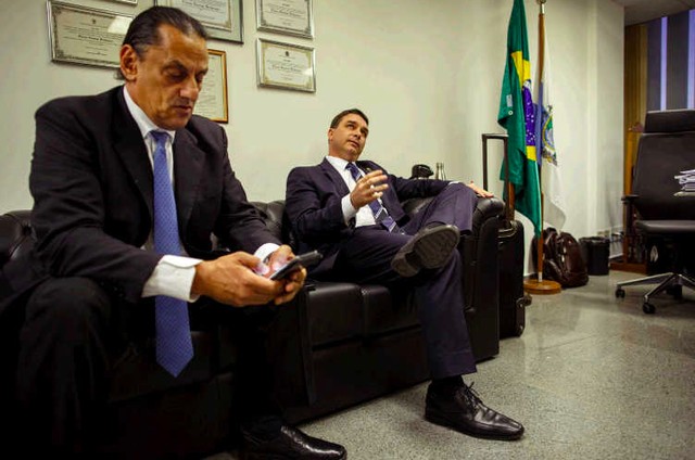 Wassef, que defendia Fl&aacute;vio, acaba sendo denunciado antes que o '01'