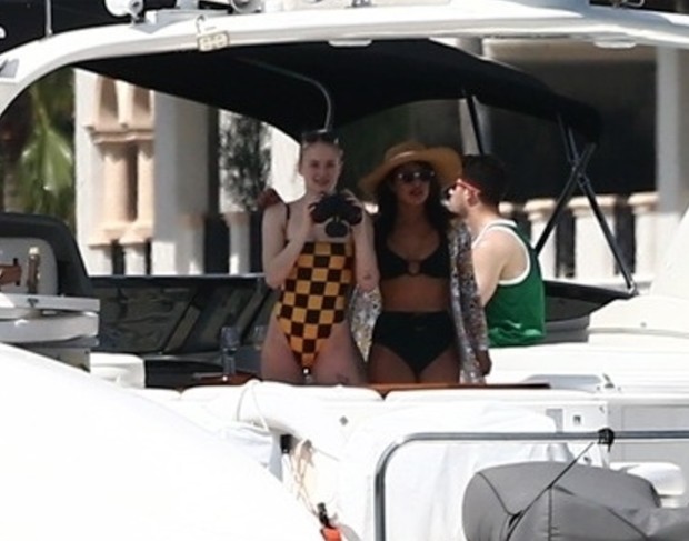 Nick e Jonas Brothers curtem passeio de barco com Priyanka Chopra e Sophie Turner (Foto: Backgrid)