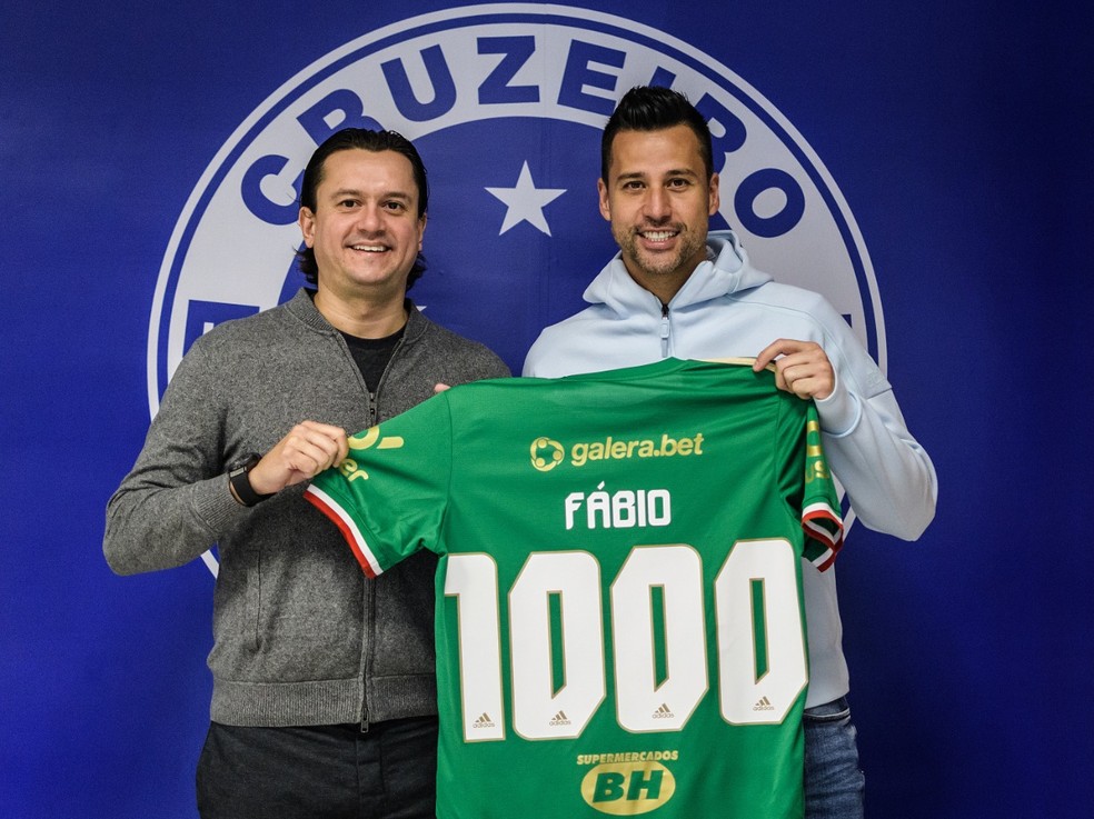 Fábio com a camisa dos 1.000 jogos pelo Cruzeiro — Foto: Gustavo Aleixo