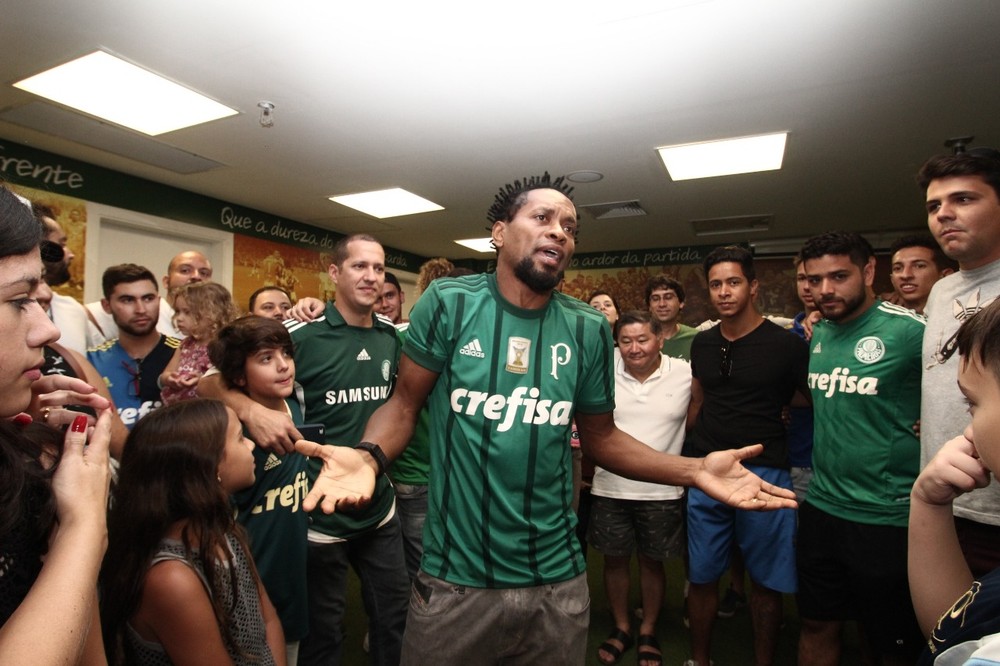 Zé Roberto surpreende palmeirenses e dá preleção em tour no Allianz