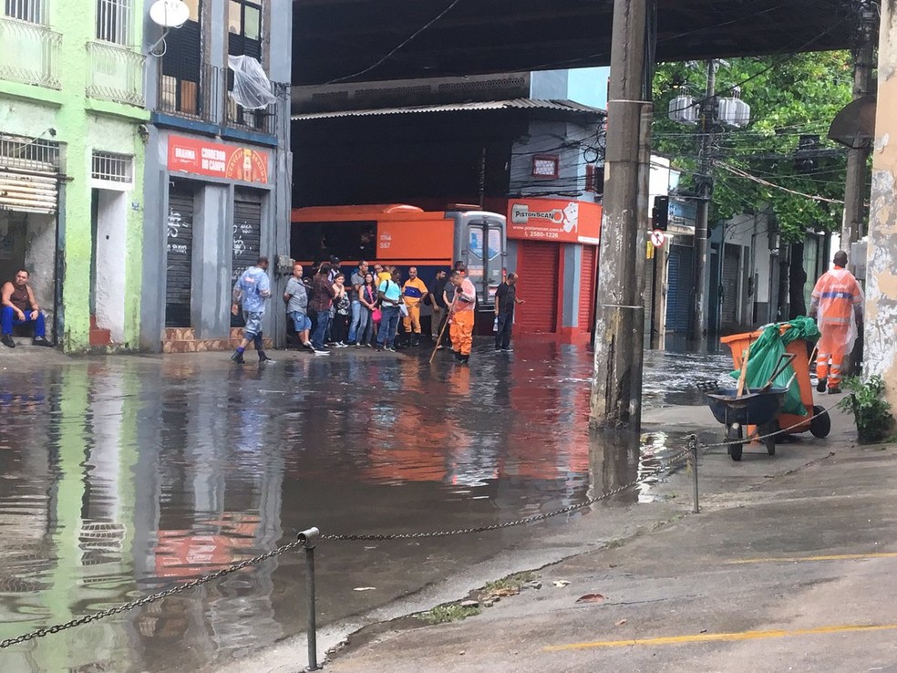 Em São Cristóvão, perto da Linha Vermelha, um bolsão se formou — Foto: Narayanna Borges/GloboNews