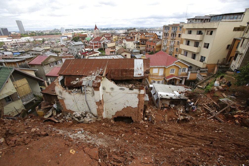 Casa destruída por deslizamento de terra em Madagascar em foto de 26 de janeiro de 2022 — Foto: Alexander Joe/AP