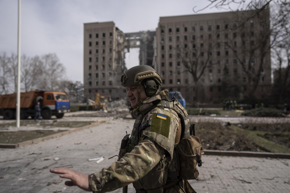A Ukrainian soldier secures the area next to the regional government headquarters of Mykolaiv, Ukraine, following a Russian attack, on Tuesday, March 29, 2022. Ukrainian President Volodymyr Zelenskyy