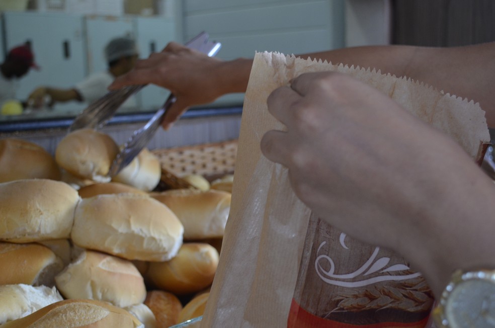 Projeto incentiva doação de pães a pessoas carentes em São José — Foto: Dyepeson Martins/G1