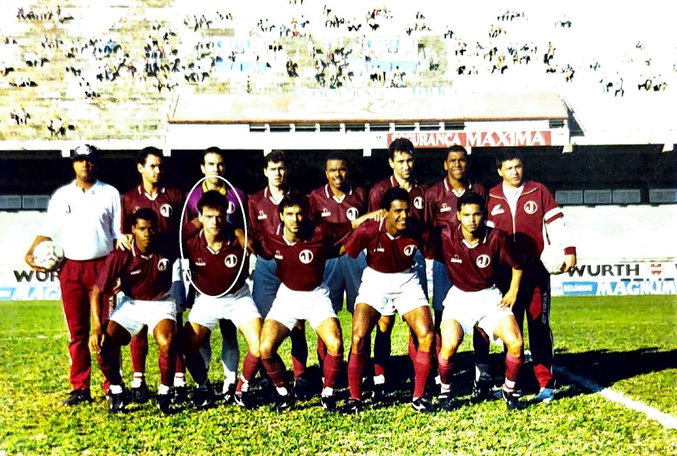 Fernando Diniz posa com o time do Juventus no início da carreira — Foto: Arquivo Pessoal