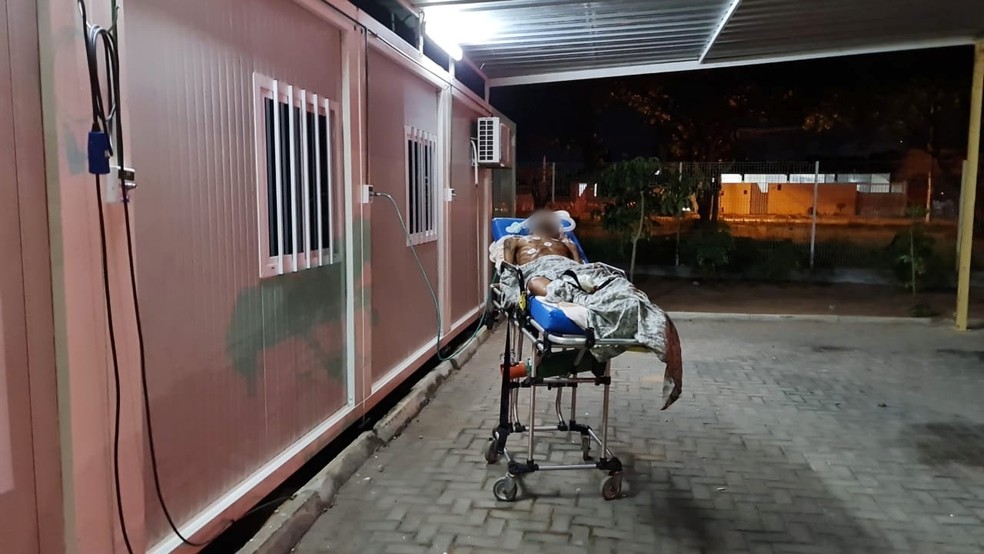 Paciente recebe oxigênio ao lado de fora de UPA superlotada na Zona Sul de Natal. — Foto: Reprodução/Inter TV Cabugi