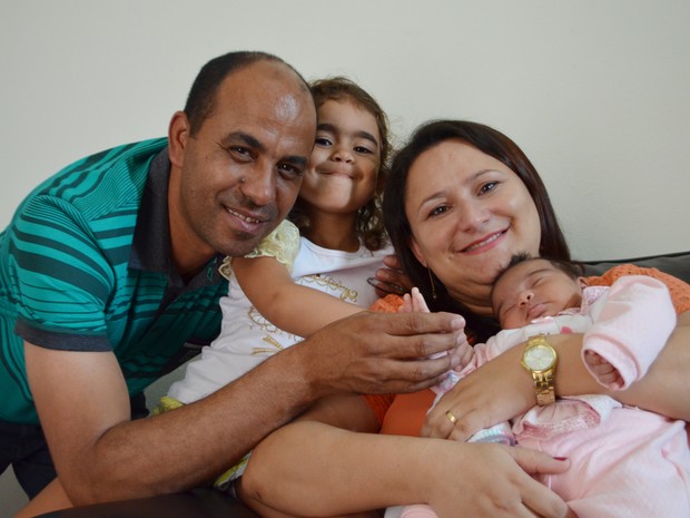 Isabel com as filhas e o marido: uma família completa por milagre de Padre Victor (Foto: Samantha Silva / G1)
