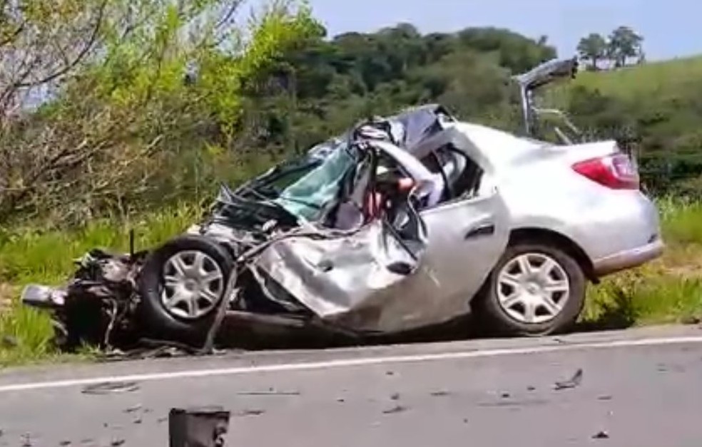 Batida entre carro e caminhão deixou veículo destruído em rodovia de Guareí (SP) — Foto: Arquivo Pessoal