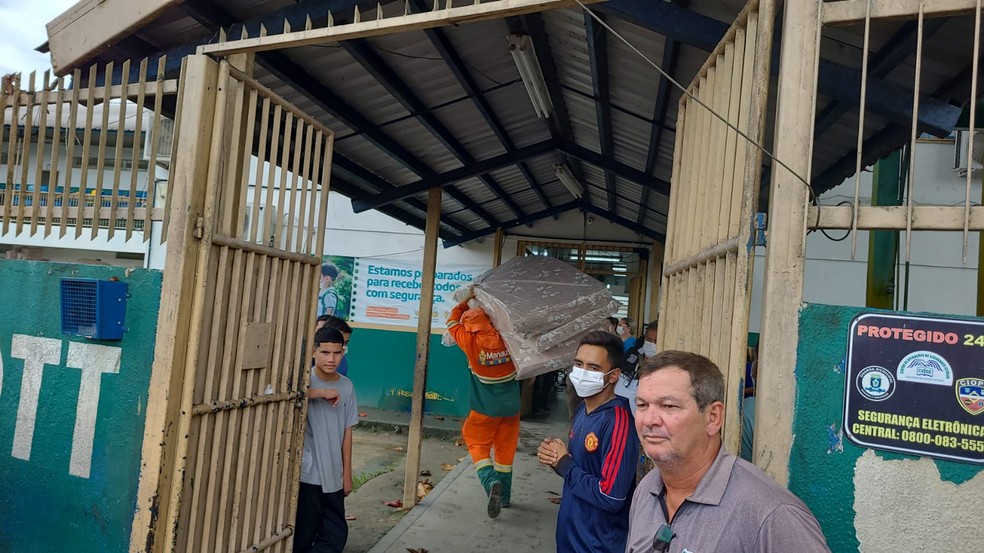 Famílias atingidas pela tragédia foram encaminhadas para uma escola pública — Foto: Marcelo Moreira/Rede Amazônica