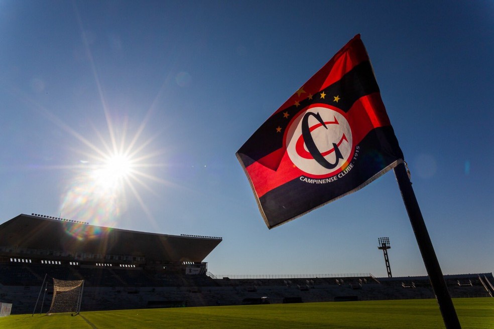 Bandeira do Campinense no Amigão. Diretoria aguarda liberação do estádio para o amistoso contra o Santa Cruz  — Foto: Divulgação / Campinense