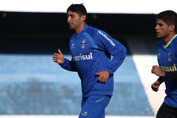 Alan Ruiz acelera recuperação após lesão e corre no gramado do Olímpico
