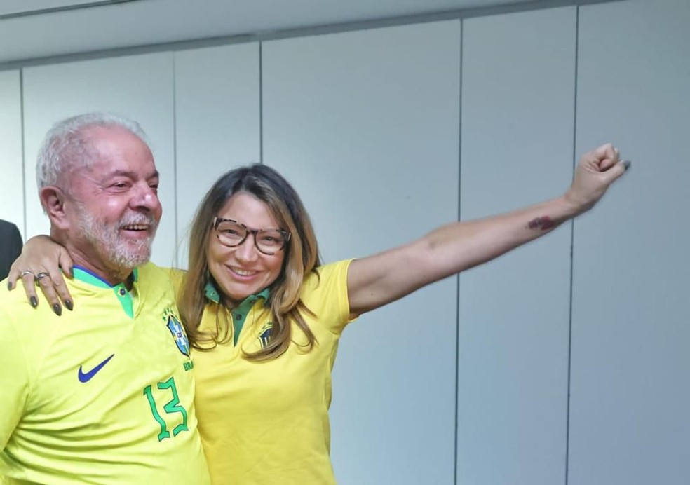 Lula e a futura primeira-dama, Janja da Silva, comemoram a vitória da seleção brasileira contra a Suíça — Foto: Claudio Kbene