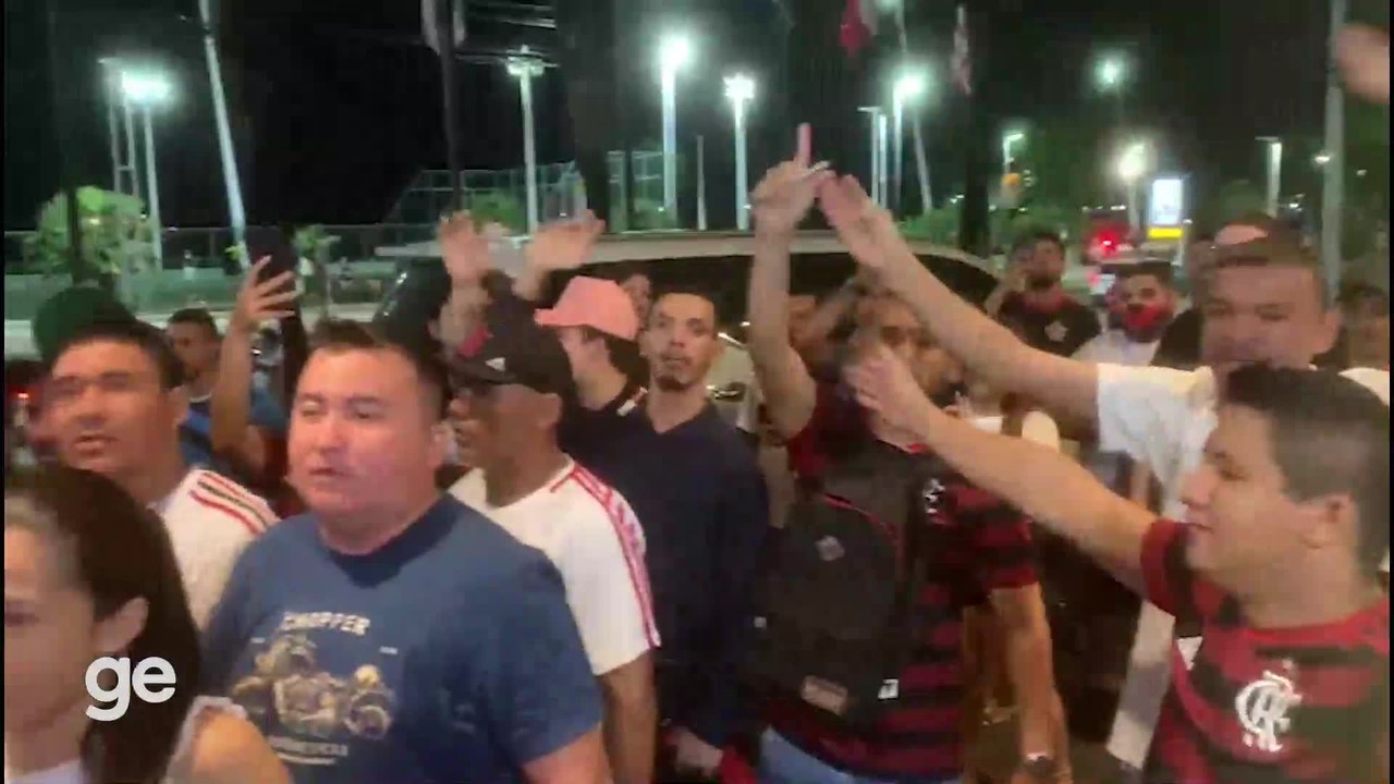 Torcida aguarda Flamengo em Fortaleza com presentes, hino e protesto