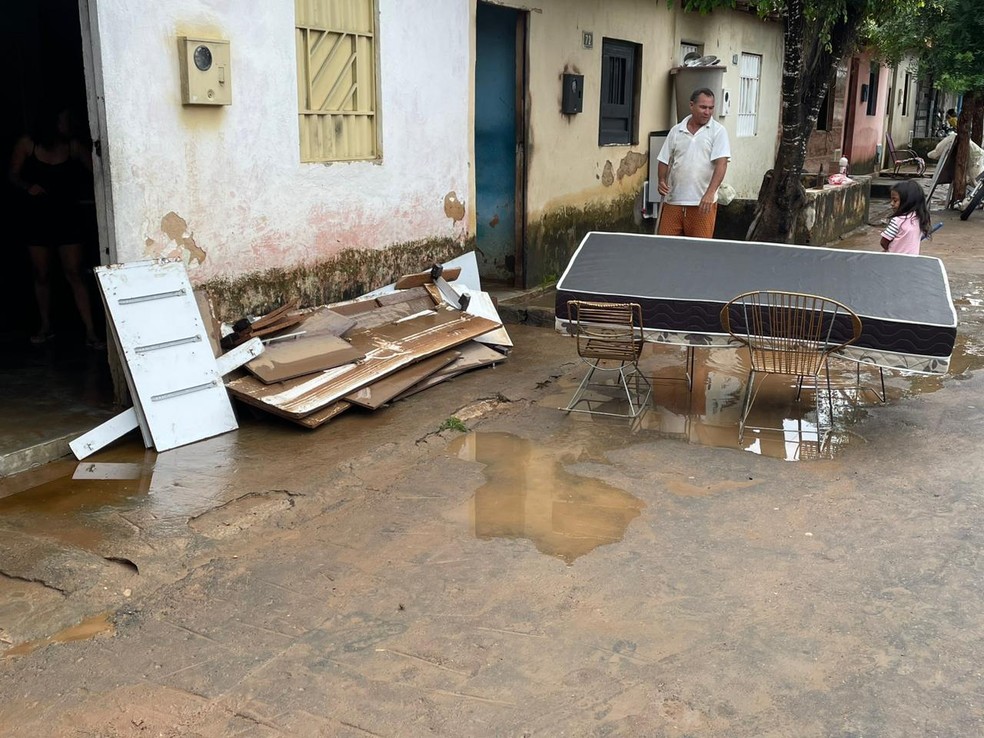 Barragem de açude rompe e água invade casas e comércios em Farias Brito — Foto: Edson Freitas/SVM