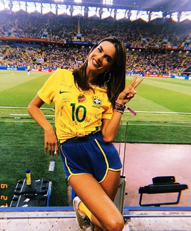 Alessandra Ambrosio torce em estádio de Moscou (Foto: Reprodução/Instagram)