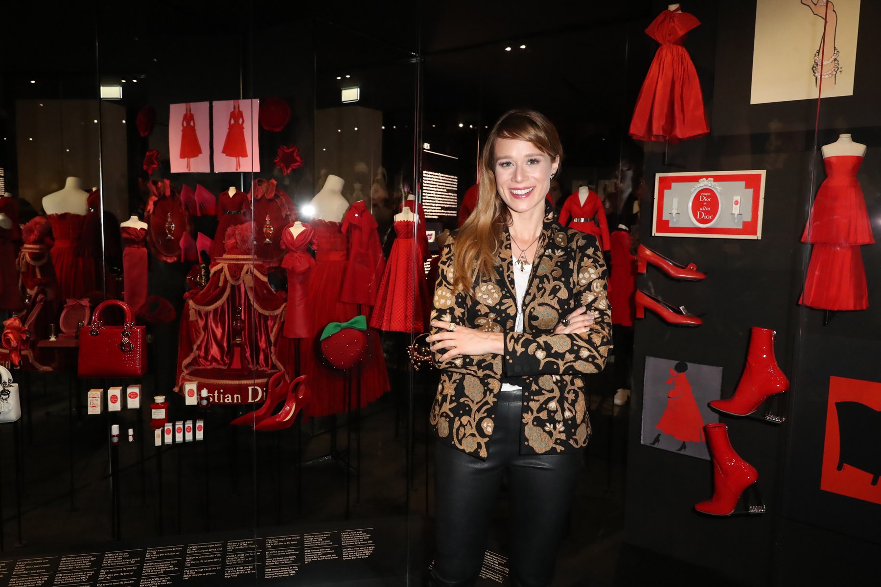 Mariana Ximenes se encanta com exposição comemorativa da Dior em Paris (Foto: Antonio Barros)