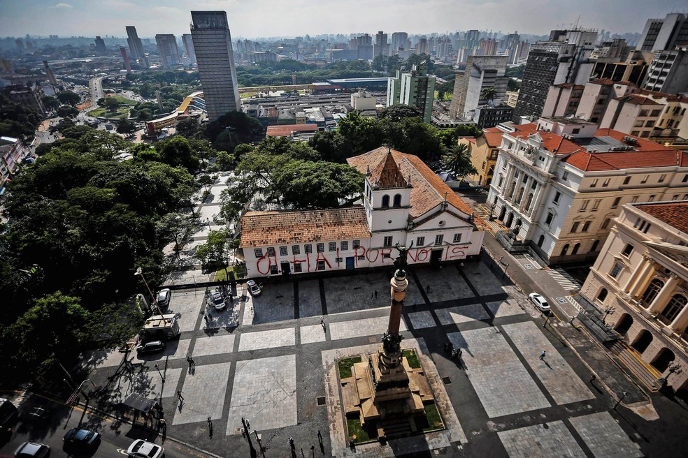 A fachada do Pateo do Collegio, marco zero da cidade de São Paulo e importante ponto turístico, amanheceu pichada após um ato de vandalismo. Foi escrita a frase 'Olhai por nois' com tinta vermelha com letras gigantes (Foto: Felipe Rau/Estadão Conteúdo)
