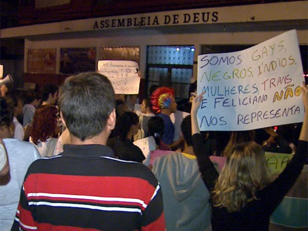 Cerca de 100 pessoas participaram do terceiro protesto em frente à Assembleia de Deus Avivamento da Fé em Ribeirão Preto (Foto: Valdinei Malagute/EPTV)