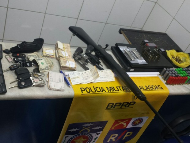 Armas, dinheiro e celulares foram apreendidos durante operação (Foto: Divulgação/SSP)
