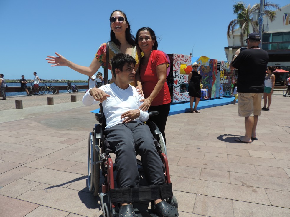 Estudante de arquitetura Ana Lins levou a mãe, Lúcia Arruda, e o tio, Rodrigo Arruda, para passear no Marco Zero (Foto: Marina Meireles/G1)