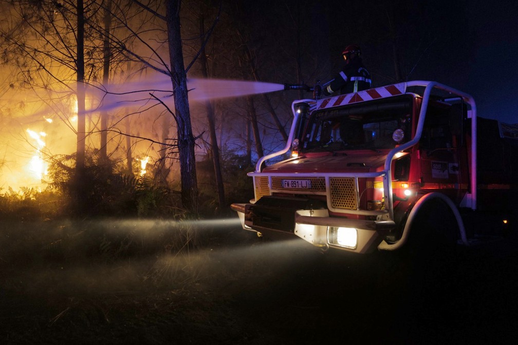 Bombeiros trabalham para combater um incêndio florestal perto de Landiras, sudoeste da França, no sábado, 16 de julho de 2022. — Foto: SDIS 33 via AP