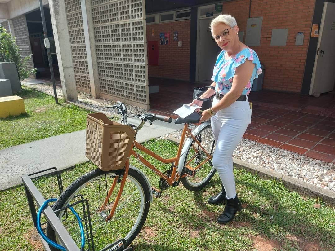 Itajaí: Marlene Goulart, de 47 anos, pedalou para ir votar