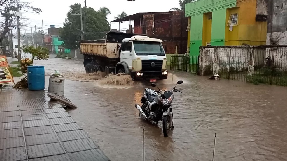 Alagamento em Jardim Fragoso, em Olinda — Foto: Reprodução/WhatsApp