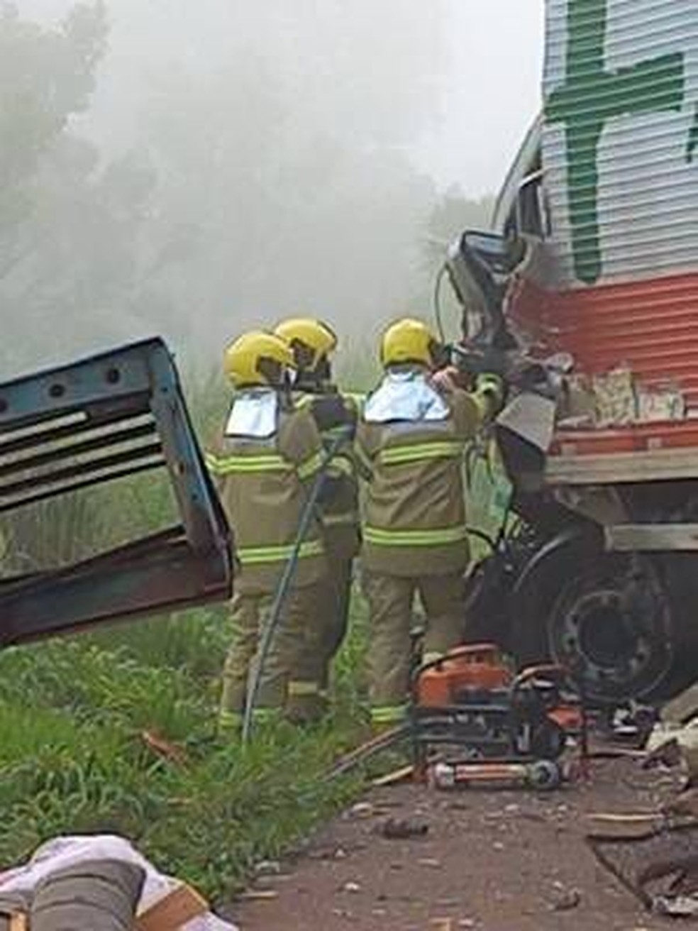 Bombeiros tentam resgatam vítima presa às ferragens em acidente registrado na BR-364 em RO — Foto: Redes Sociais/Reprodução