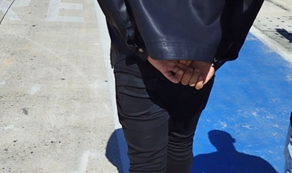 Homem preso ao desembarcar no aeroporto de Aracaju — Foto: Gati